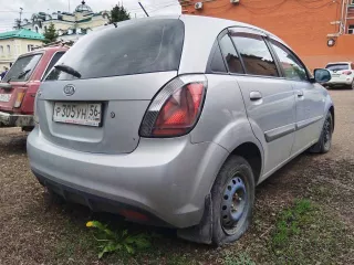 Автомобиль Kia Rio, 2009 г.в., VIN: KNADH511AA6653433. Автомобиль не на ходу, в двигателе отсутствует масло, неисправна электропроводка, требуются кузовные и малярные работы, вероятно требуется капитальный ремонт двигателя, аккумулятор нерабочий.