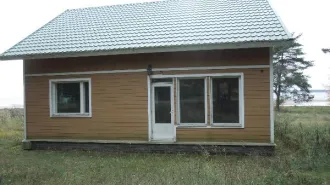 Дома для круглогодичного и сезонного проживания, хозпостройки, база «Верхняя Рыбинка», Вологодская область. Объекты недвижимости - дома для круглогодичного и сезонного проживания, хозяйственно-бытовые постройки, очистные сооружения, ограждение (забор металлический), бытовая канализация…