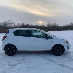 Opel Corsa 2012 года выпуска.