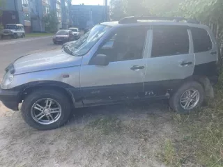 Транспортное средство Chevrolet Niva, 2005 года выпуска, государственный номер К895ЕЕ29, VIN X9L21230050090306, объем двигателя - 1690 куб. см, мощность двигателя - 58,5 кВт/79.5 л.с. Состояние транспортного средства: многочисленные вмятины и повреждения, ржавчина. Транспортное средство Chevrolet…