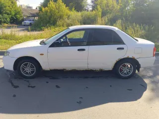 Mazda Familia, 2002. Легковой автомобиль, VIN: не установлен, мощность двигателя (кВт/л.с.): 63,75/85,0, гос. номер С224НН22. По кузову автомобиля присутствует коррозия, сгнившие пороги, арки, ржавчина на капоте, дверях и раме лобового стекла, пинается коробка с первой на вторую и не работает…