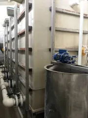 Реактор роторно-вихревого типа РРВТ (мощность 20-22 кВт) с ПЧ – 1 шт. Седигментатор пятисекционный, изготовленный по чертежам ИП Локтионов – 1 шт. Обвязка седигментатора – 1 шт. Дегидратор из нержавеющей стали объемом 3 м³ – 1 шт. Станция подготовки реагентов – 1 шт. Фильтр напорный – 1 шт.