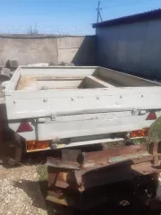 Движимое военное имущество (кроме вооружения и боеприпасов): а) Прицеп легковой марки 82851 (VIN № X8982851060AG1047). Перечень имущества, подлежащего реализации указан в Приложении №1. Перечень имущества, подлежащего реализации указан в Приложении №1. 
