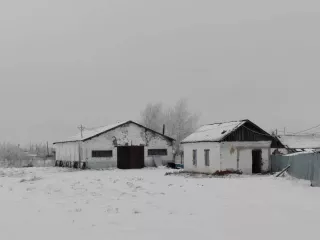 Имущественный комплекс ХПП в г. Тюкалинск, состоящий из следующих активов: Земельный участок. Земли населенных пунктов   Для не сельскохозяйственного производства, для размещения производственных зданий. Площадь: 69 973 кв.м. Кадастровый номер: 55:38:013202:25  Здание склада № 1, назначение…