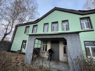 Земельный участок, 1057 +/- 23 кв.м, кад.№ 58:08:0100302:27. Нежилое здание (административное здание), 407,5 кв. м, кад.№ 58:08:0100302:38. Адрес: Местоположение установлено относительно ориентира, расположенного за пределами участка. Ориентир — каменное здание. Участок находится примерно в 60 м от…