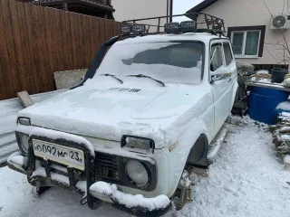 Легковой автомобиль, марка: ВАЗ, модель: 21213, год изготовления: 1997, цвет: Белый, VIN: XTA212130W1307900, г/н: О092МС23. Не на ходу (ржавая насквозь, двигатель разморожен не заводится, коробку передач и раздатка оторвана от днища из-за ржавчины.