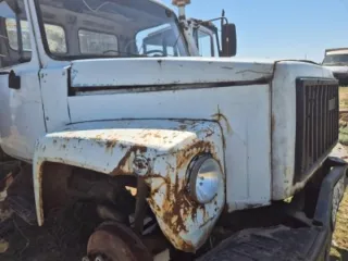 ГАЗ-3309 2004 года выпуска, государственный регистрационный знак А 833 ХА 08. VIN: XTH33090040861232, цвет снежно-белый. Имеются сколы, трещины, следы коррозии по кузову транспортного средства, технически неисправен, двигатель разукомплектован, подкапотное пространство пустое, правое переднее…