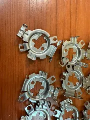 Годные остатки изделий: крышка-заглушка для фары автомобиля из резины черного цвета 80 штук, патрон для лампочки 41 штука, заглушки из резины черного цвета 122 штуки, элемент крепления из пластмассы белого цвета 40 штук, патрон для лампочки из пластмассы серого цвета 40 штук, элемент крепления из…