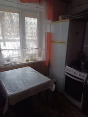 Квартира 45.4 кв.м в Саратове по адресу ул. Ипподромная, дом 8, кв. 102. Назначение: жилое. Кадастровый номер: 64:48:040440:1677. Находится в долевой собственности, размер доли: 1/5. Сделка подлежит регистрации у нотариуса.