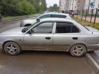 Хендэ Акцент 2003 года, светло-серый. VIN: X7MCF416P4M007378, ПТС: 74831427, госномер: М175НХ196. Изготовитель: ООО ТАГАЗ (Россия). Тип двигателя: бензиновый, мощность 102 л.с. Разрешенная максимальная масса 1555 кг, масса без нагрузки 1176 кг.