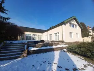 Земельный участок площадью 906 кв. м., расположенный по адресу обл. Московская, р-н Одинцовский, с/о Аксиньинский, с. Аксиньино, уч.29, с/т «Аксиньино», кадастровый номер: 50:20:0050312:53. Жилой дом площадью 819,9 кв. м., расположенный по адресу Московская область, Одинцовский район, Аксиньинский…