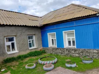 1/4 доля в праве на жилой дом и расположенный под ним земельный участок. Земельный участок, площадь 646 кв.м., адрес: Россия, Саратовская обл., Питерский р-н, с. Питерка, ул. им. К. Маркса, д. 26, кадастровый номер: 64:26:080744:3. Жилой дом, площадь 67 кв.м., назначение: жилое, количество этажей…