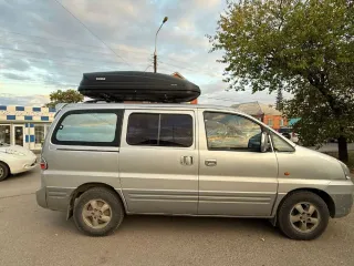Hyundai Starex, 2004. Автомобиль, марка: Hyundai Starex, VIN: KMHWP81HP4U605924, год выпуска: 2004, цвет: серебристый. Автомобиль в рабочем состоянии, на ходу. Недочеты: требуется замена порогов, колесных арок. Лонжероны с коррозией – либо усиливать, либо менять. Двигатель исправен, но масло…