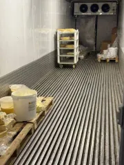 Оборудование для сыроварни в составе 55 позиций, де-факто входящее в состав и являющееся частью единого производства, расположенного по адресу: Вологодская область, Череповецкий район, Нелазское сельское поселение, деревня Шулма, улица Школьная, дом 10. Точное наименование, состав и количество…