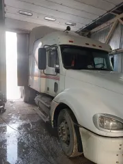 Freightliner CL120, 2002 и полуприцеп НАРКО, 1995 Продажа грузового автомобиля (сцепка) <p>Грузовой автомобиль FREIGHTLINER CL120 год выпуска 2002, мощность двигателя л\с 430 VIN 1FUJA6CG73LK74160 и Полуприцеп с бортовой платформой, цвет синий, НАРКО год выпуска 1995 г., VIN YF104ST3ASF013585…