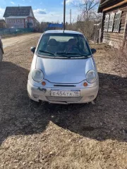 Daewoo Matiz, 2004 г., г/н Е454ТА18, VIN: XWB4A11BD4A019611, цвет серебристый, объем 796 см³, мощность 37.5 кВт/51 л.с., тип: легковой хэтчбек. Передний бампер с трещинами. Коррозия и отслоение ЛКП по периметру кузова. Ключи и документы в наличии. Продается в текущем состоянии, скрытые дефекты не…