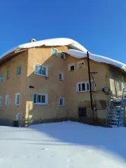 Нежилое здание 514.3 кв.м и земельный участок 1784 кв.м в Магадане. Кадастровый номер здания: 49:09:000000:666, участка: 49:09:032201:35. Вид разрешённого использования: блокированная жилая застройка; дошкольное, начальное и среднее общее образование; благоустройство территории; оказание услуг…