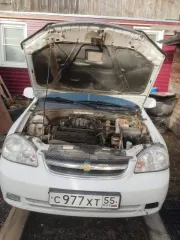 Шевроле Лачетти 2012 года выпуска, VIN XUUNF356JC0014008, госномер С977ХТ55. Учтены коррозийные повреждения, потертости и царапины на ЛКП. Задняя правая фара разбита. На лобовом стекле трещина. Требуется химчистка салона.