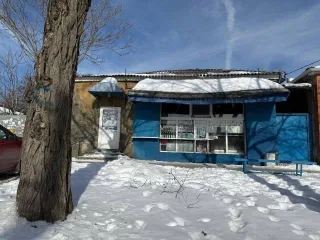 Доли нежилого помещения 66,3 м² и земельного участка 489 м² по адресу: Ростовская область, г. Таганрог, ул. Чехова, 28. Кадастровый номер помещения: 61:58:0001028:245, земельного участка: 61:58:0001028:9. Вид права: общая долевая собственность, доля в праве 5/162.