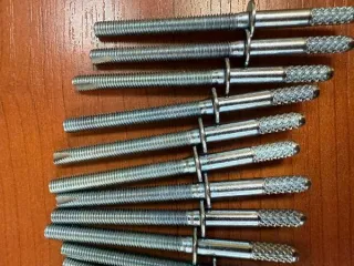 Годные остатки изделий: крышка-заглушка для фары автомобиля из резины черного цвета 80 штук, патрон для лампочки 41 штука, заглушки из резины черного цвета 122 штуки, элемент крепления из пластмассы белого цвета 40 штук, патрон для лампочки из пластмассы серого цвета 40 штук, элемент крепления из…