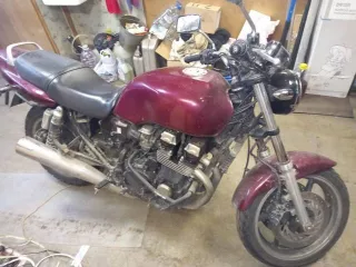 Мотоцикл Honda CB750-2, 2000 г.в., госномер 7590ВЕ50, VIN отсутствует, модель, номер двигателя RC17E1201598, мощность 75 л.с. (55.2 кВт), объем двигателя 747 см³, масса 390 кг (снаряженная 230 кг).