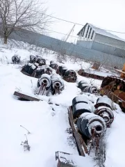 Гидромонитор ГМ-1 (б/у), год выпуска 2009. Головной реф. понтон к гидромонитору ГМ-1 (2 шт.). Катер БМК-130 (б/у). Понтон грунтовозный ПГ-10. Концевой реф. понтон к гидромонитору ГМ-1 (2 шт.). Понтон рефулерный с шарнирным соединением (8 шт.). Роликоопора (14 шт.). Тумба для понтона (7 шт.)…