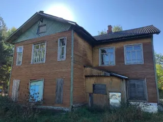 Земельный участок 383 кв.м и нежилое здание 318,6 кв.м, Красноборск, Архангельская область. Земельный участок, местоположение Архангельская область, Красноборский муниципальный округ, село Красноборск, улица Набережная, земельный участок 33, площадь 383 кв.м, кадастровый номер: 29:08:013103:76, с…
