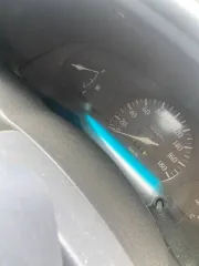 Toyota Starlet 1997 года, 88 л.с., пробег 385 655 км. Госномер P230ЕХ159, VIN: ЕР910233353, двигатель: 4Е 2152105, объем 1.3 л (1331 см³), цвет серебристый, МКПП. Состояние: требуется ремонт кузова (коррозия, лопнувшие передние стаканы, гнилые лонжероны крепления балки). Мотор и подвеска требуют…