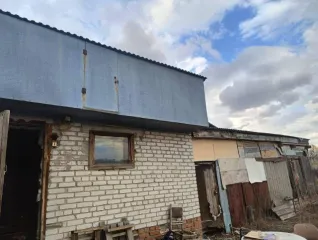 Жилой дом, площадь 71,5 кв.м., назначение: жилое, количество этажей: 1, кадастровый номер: 54:13:010808:193 на земельном участке, площадь 1479 кв.м., кадастровый номер: 54:13:010808:39. Местонахождение: Новосибирская область, Краснозерский район, рабочий поселок Краснозерское, площадь Кирова, дом…