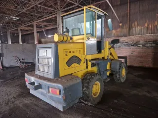 Погрузчик фронтальный Yigong ZL20 2012 года выпуска. Производитель: Laizhou Jin Yuan Machinery Co, Ltd, Китай. Заводской номер машины (рамы): 10922525. Имеются ПТС, ПСМ: ТС 396575. Отсутствует двигатель. Последний раз эксплуатировался 1,5 года назад.