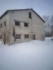 Нежилое здание, кад.№29:06:120110:308, площадью 366,5 кв.м., 
Расположенное по адресу: Российская Федерация, Архангельская область, р-н. Коношский, рп. Коноша, ул. Рабочая, д. 1, принадлежащее МУП "Жилкомсервис" на праве хозяйственного ведения
