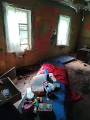 1/4 доля дома и 1/4 доля земельного участка в Смоленской обл. еще ¼ жилого помещения  кадастровый номер 67:15:3070101:40  и ¼ земельного участка  кадастровый номер 67:15:3070101:17 , расположенные по адресу: 216556, Смоленская область, Рославльский р н., с/п. Пригорьевское, д. Заречье