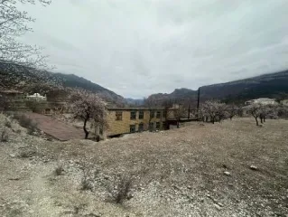 Нежилое здание 1071,33 кв.м, участок 22000 кв.м, Дагестан Кадастровый номер здания 05:35:000002:1861, земельного участка 05:35:000002:1186 Имущество расположено по адресу: РФ, Республика Дагестан, Унцукульский район, с. Унцукуль.