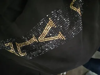 Одежда, обувь и аксессуары брендов THE NORTH FACE, COLUMBIA, DISNEY, ZORA, MONCLEAR, VLTN, LEE, MICKEY MOUSE и СК Чашечки для бюстгальтера Платки, маркированные торговым знаком «СК» Кофты с товарным знаком «ZORA» Кроссовки «THE NORTH FACE» Костюмы женские «DISNEY». Обувь, куртки-жилеты, куртки…