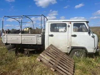 УАЗ 390945 2017 года, тип ТС: грузовой бортовой. VIN XTT390945H1214585, шасси 390940Н0407384, кузов XTT390945H1214585, цвет светло-серый неметаллик. Автомобиль находится в неисправном состоянии, не на ходу, частично разукомплектован, имеются следы коррозии на кузове.