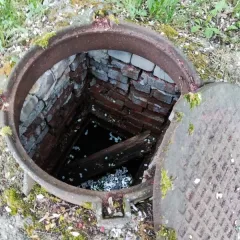 Комплекс недвижимости с системой наружного освещения, 860,8 кв.м, 104,4 кв.м, участок 4388,0 кв.м Комплекс недвижимого имущества с системой наружного освещения: 1.Нежилые помещения, площадью 860,8 кв.м., кадастровый номер 66:01:5701001:1402 2. Нежилые помещения площадью 104,4 кв.м., кадастровый…