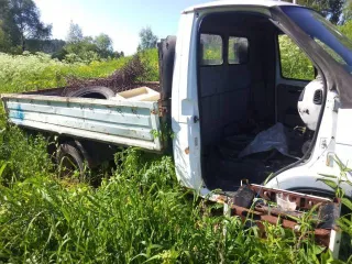 ГАЗ 3302 2003 года. Разукомплектован, отсутствует правая дверь и салон. Требуется капитальный ремонт, не на ходу. VIN: XTH33020031877269.