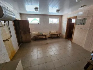 Баня на 10 мест с прачечной 81,9 м², Ханты-Мансийский автономный округ - Югра, р-н Сургутский, д. Каюкова, ул. Школьная, д. 2/3, кадастровый номер: 86:03:0010601:90131, расположенная на земельном участке с кадастровым номером: 86:03:0010601:1610, площадью 3540 м2, категория земель: земли населенных…