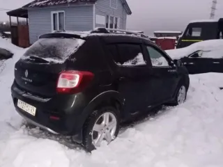 Renault Sandero 2016 года выпуска, цвет кузова черный. VIN: X7L5SRAT655031300, государственный номер М127СУ29. Модель Sandero, марка Renault, вид транспорта легковой.