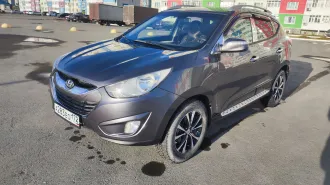 Hyundai Tucson 2010 года, темно-серый. VIN: KMHJU81VDAU023733. Двигатель дизельный D4HA, объем 2.0 л (1995 куб. см), мощность 166 л.с. Экологический класс 4. ПТС 24 УС 716923, госномер А283ЕО172. Разрешенная максимальная масса 1950 кг, снаряженная масса 1625 кг. Производитель: Hyundai Motor…