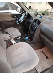 Hyundai Santa Fe 2008 года, VIN X7MSB81VP9M014485. Общее состояние: внешнее удовлетворительное, автомобиль на ходу, заводится исправно. Технические особенности: ходовая часть - требуется замена всех тормозных дисков (значительный износ), свист в левой задней ступице, неисправны все амортизаторы…