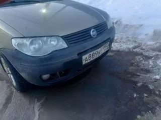 автомобиль марки FIAT, 2007 года выпуска, VIN XU31780007Z003593 Задняя часть автомобиля: бампер под замену, задние опоры амортизаторов под вопросом, задние пружины амортизатора поломались на одно сечение, сидение отвалилось, проблема с бензонасосом, там сгорел контакт, скрутка напрямую проводом. …