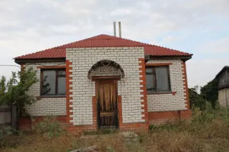 Земельный участок 2665 кв.м с постройками, Воронежская область, Бобровский район, с. Шестаково, ул. Набережная, д. 59. Земельный участок площадью 2665 кв.м; конюшня площадью 54,6 кв.м; сарай площадью 19,5 кв.м; сарай площадью 91,4 кв.м; сарай площадью 26,8 кв.м; контора площадью 57,3 кв.м. Общая…