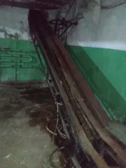 Оборудование тарного склада: Конвейер входящий, сушка, мойка, шкафы, приводы, шкаф управления, конвейер исходящий. Характеристики основных средств представлены на сайте ЕФРСБ в публикации об оценке №20167634 от 29.10.2025