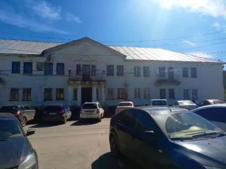 Земельный участок 1000 кв.м и здание 1053 кв.м, Удмуртская Республика, г. Сарапул. Земельный участок общей площадью 1000 кв.м с кадастровым номером 18:30:000261:13 с расположенным на нем объектом недвижимого имущества – здание общей площадью 1053 кв.м с кадастровым номером 18:30:000261:44, по…