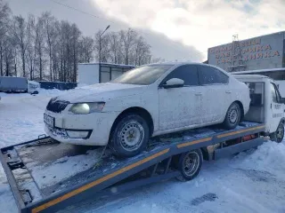 Skoda Octavia 2013 года выпуска, VIN XW8AC4NE8EH016970. Цвет белый, госномер О785НР32. Автомобиль в залоге. Не на ходу: не работает коробка передач, двигатель заводится. Состояние кузова требует покраски, имеются повреждения стоп-сигналов, множество сколов и царапин.
