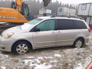 Toyota Sienna 2004 года, 218 л.с., пробег 100000 км, АКПП. Легковой автомобиль Toyota Sienna LE, 2004 г.в., VIN 5TDZA23C74S113839.
