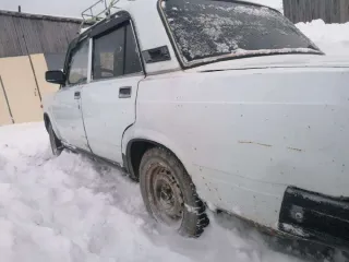 Автомобиль ВАЗ 21070, VIN Х7021070050044628, регистрационный знак У275ТМ54, тип ТС легковой седан, год выпуска 2005, цвет ярко белый, ПТС 54 МС 511691, СТС 99 03 179909. Полностью сгнивший правый порог. Четыре сгнивших поддонкратника. 50 процентов сгнившая правая сторона пассажира. Сгнившая задняя…
