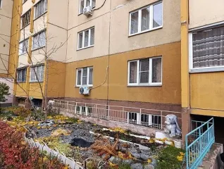 Нежилое помещение 113,6 кв.м, адрес: Челябинская обл., г. Челябинск, 1-я Эльтонская ул., д. 48, пом. 4, цокольный этаж, кадастровый номер 74:36:0209016:5889, ограничения и обременения: наличие перепланировки/переустройства/реконструкции установить невозможно