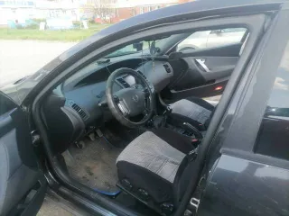 Nissan Primera 1.6 2007 года, черный цвет. VIN: SJNFAAP12U2313909, ПТС: 99 49 823711, госномер: С325АЕ196. Двигатель бензиновый QG16-087203Q, мощность 109 л.с. (80,1 кВт), объем 1597 см³. Экологический класс нулевой, разрешенная максимальная масса 1940 кг, масса без нагрузки 1396 кг.